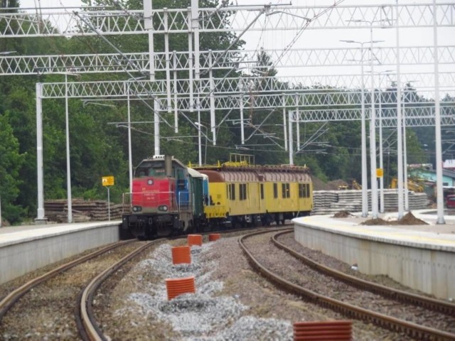 PKP Polskie Linie Kolejowe S.A. informują, że od czwartku 20 czerwca pociągi wracają na  kolejową trasę ze Słupska do Ustki. Dzisiaj kończą się ostatnie jazdy zapoznawcze przewoźników. Od jutra na trasie będzie po kilkanaście składów pasażerskich.