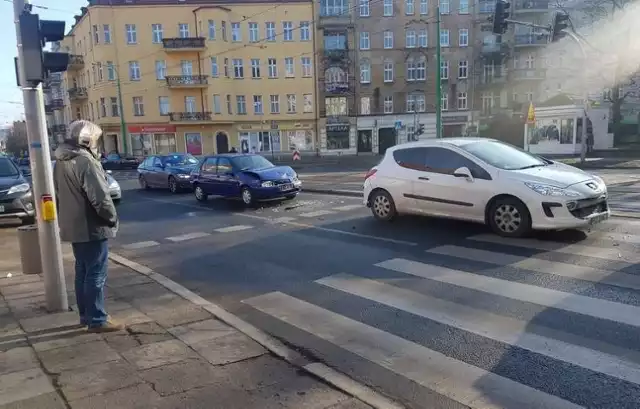 Są w Poznaniu przejścia, na których piesi nie zawsze czują się bezpiecznie. Zobaczcie, które pasy na poznańskich ulicach wskazali za wyjątkowo niebezpieczne nasi Czytelnicy.
Sprawdź, które przejścia w Poznaniu są niebezpieczne ---> 