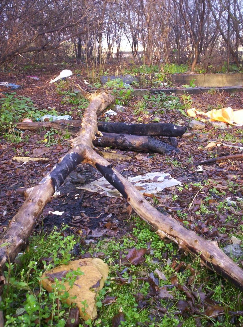 Zapomniany i zdewastowany przedszkolny plac zabaw