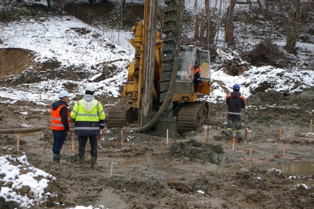 Na budowie pracuje palownica. Betonowe ponad 6-metrowe pale będą podstawą obydwu budynków