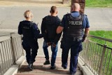 Mężczyzna zaatakował policjantów z Sieradza. Teraz sobie posiedzi ZDJĘCIA