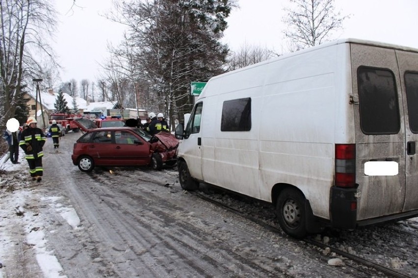 Wypadek w Radziejowie. Czołowo zderzyły się dwa samochody