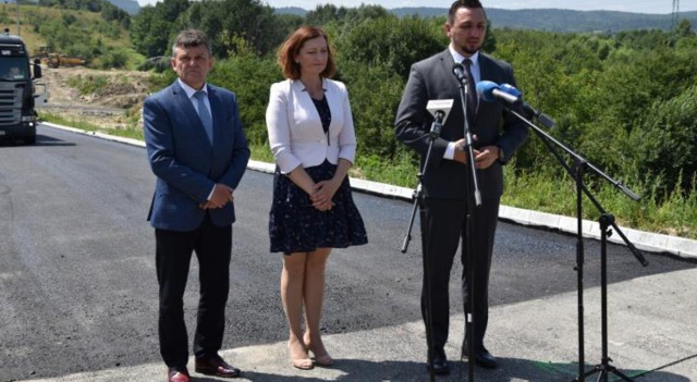 Briefing prasowy Ewy Leniart, wojewody podkarpackiego, z udziałem starosty sanockiego Stanisława Chęcia i burmistrza Tomasza Matuszewskiego, odbył się na powstającym łączniku ul. Łany z obwodnicą Sanoka.