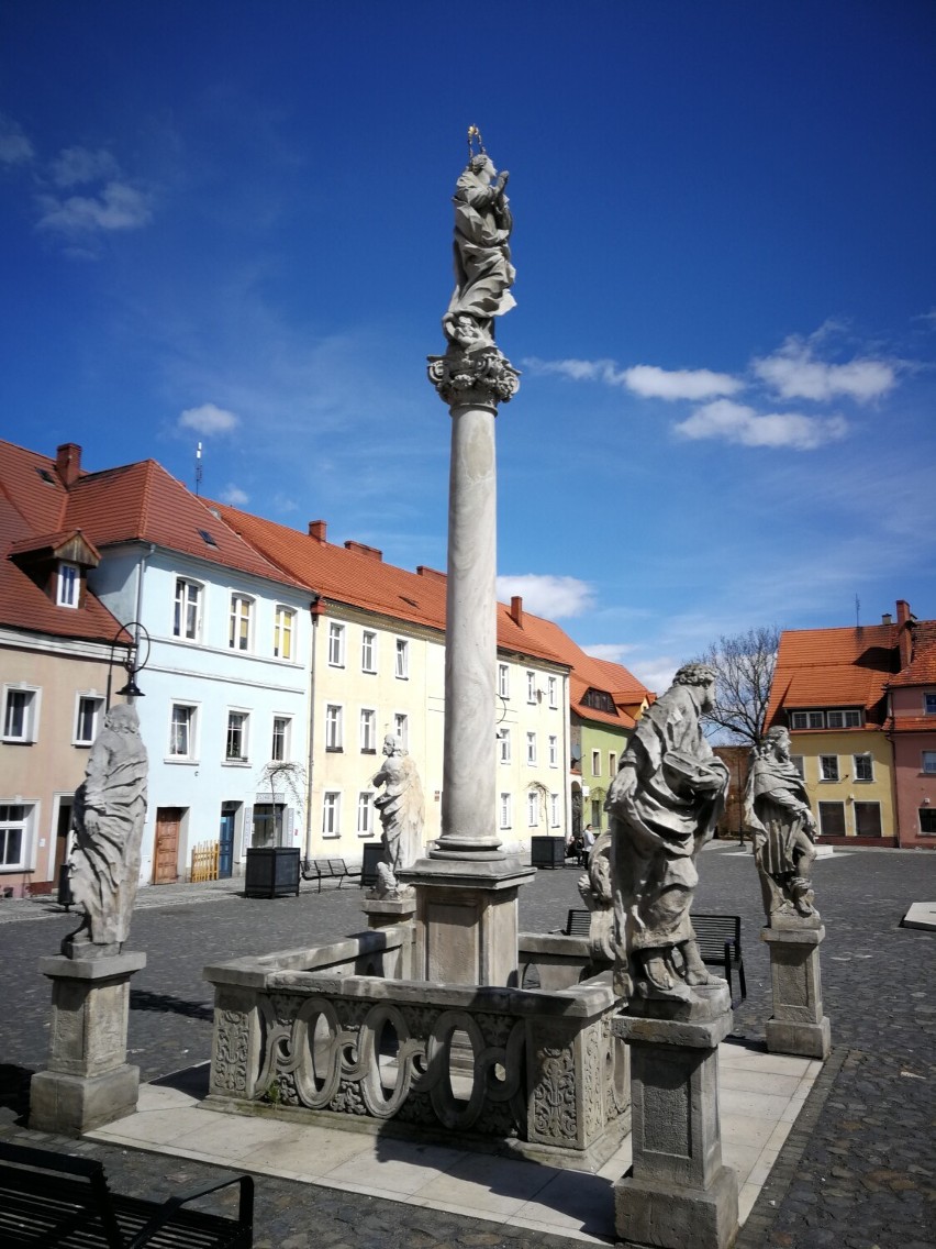 Rynek jest bardzo urokliwy. Idealnie nadaje się na spacer.