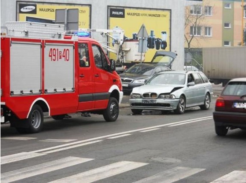 Krotoszyn - Wypadek na ul. Mickiewicza. BMW zderzyło się z lexusem. ZDJĘCIA