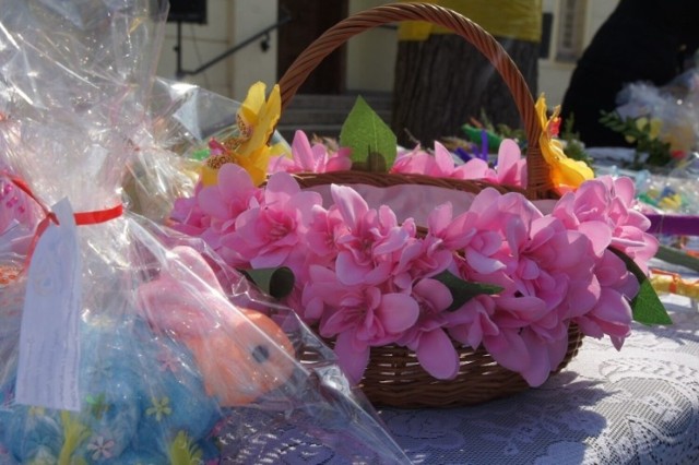 Wielkanocne jarmarki to okazja kupienia oryginalnych ozdób na święta oraz ciast, produktów regionalnych. Zawsze można trafić na coś ciekawego
