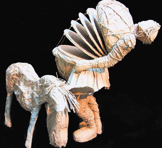 Lalki do spektaklu "Proces o cień osła" zaprojektował Ireneusz Domagała