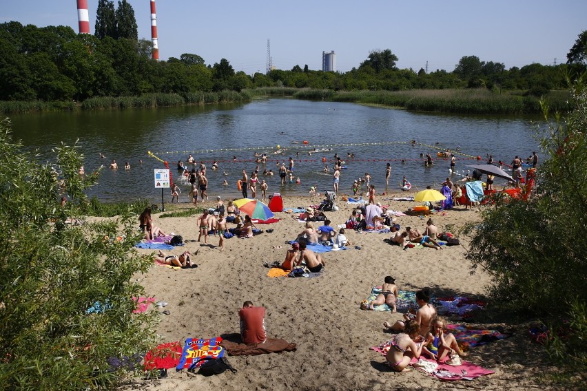 Tłum warszawiaków nad Jeziorkiem Czerniakowskim. Plażowicze nie pamiętali ani o maseczkach, ani o dystansie