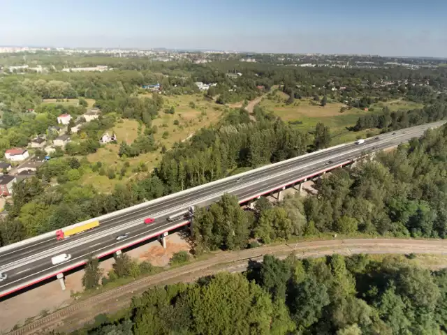 S1 ma być szybkim i komfortowym korytarzem transportowym przez województwo śląskie od lotniska, do granicy ze Słowacją w Zwardoniu. Jak wygląda obecnie przejezdność tej drogi i jakie odcinki powstaną w najbliższym czasie? Zapraszamy do zapoznania się z informacjami na kolejnych slajdach.