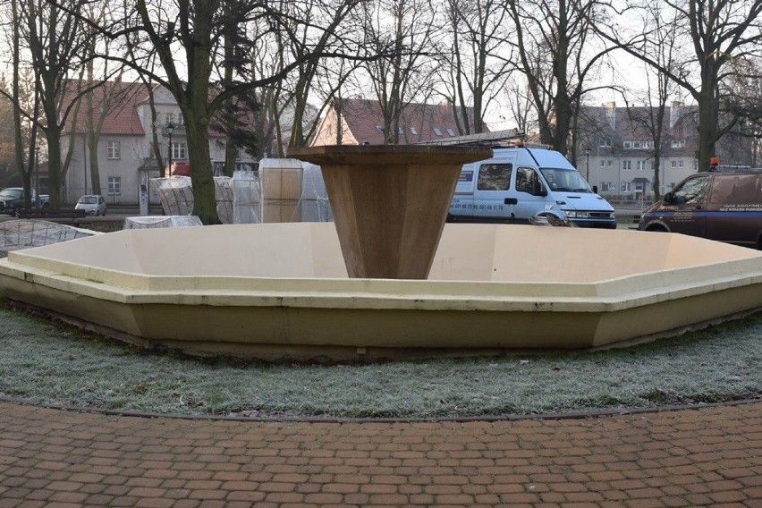 Na skwerze Obrońców Inowrocławia montują fontannę 3D [zdjęcia]