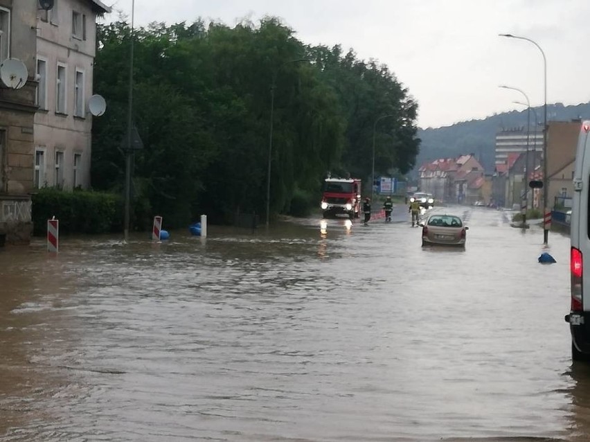 Potężne ulewy na Dolnym Śląsku. Woda zmyła materiały z budowy obwodnicy (ZDJĘCIA)