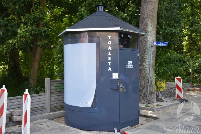 Przy wejściu do parku w Sławie stanęła nowa, publiczna toaleta ze stali nierdzewnej. Zobaczcie, jak wygląda w środku