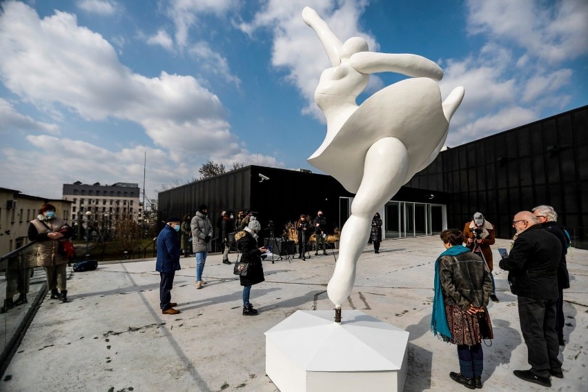 Radom. Rzeźba "Tańcz" już stoi na tarasie Mazowieckiego Centrum Sztuki Współczesnej Elektrownia 