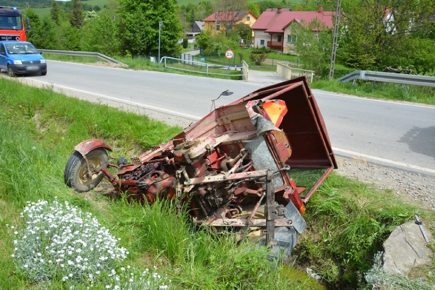 Wypadek w Króliku Polskim, w gm. Rymanów. Ciężarówka wyprzedzała ciągnik, doszło do zderzenia. Ranny traktorzysta [ZDJĘCIA]