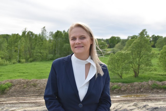 Magdalena Marszałek, burmistrz Tuchowa na placu budowy obwodnicy