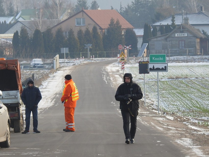 gm. Śniadowo. Po latach mieszkańcy Kozik doczekali się dobrej i bezpiecznej drogi [zdjęcia]