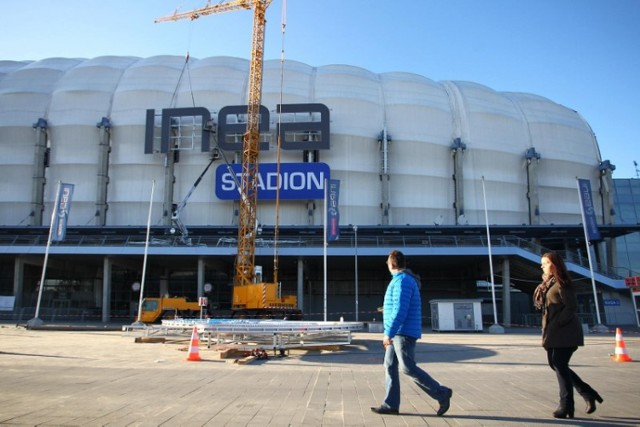 Montaż napisu Inea Stadion