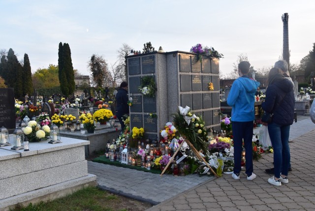 Tradycyjnie, w dzień Wszystkich Świętych sosnowiecki cmentarz odwiedziły tłumy. Zobacz kolejne zdjęcia. Przesuwaj zdjęcia w prawo - naciśnij strzałkę lub przycisk NASTĘPNE