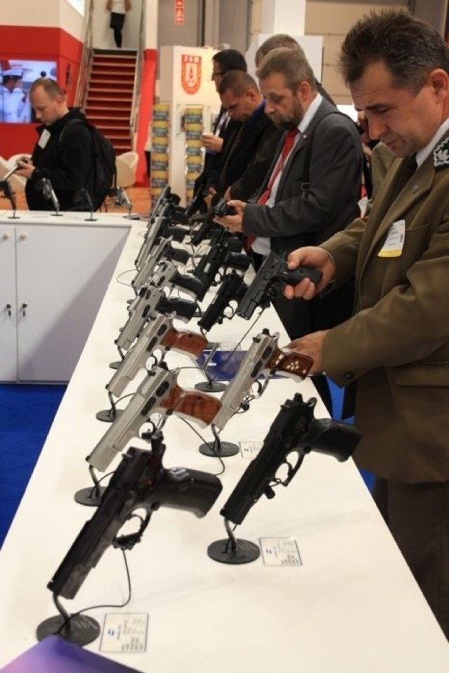 W tym roku swoją narodową wystawę miał turecki przemysł zbrojeniowy. Na zdjęciu broń palna będąca w ofercie firmy Sarsilmaz. Fot. Tomasz Hens