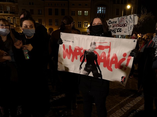 Czwarty strajk kobiet w Grudziądzu (27 października). Protestują także mężczyźni