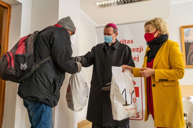 Abp. Wojda rozdawał paczki dla potrzebujących w sopockim Caritasie.