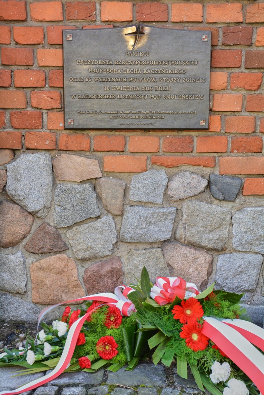 Przedstawiciele władz złożyli wiązanki kwiatów pod „Tablicą katyńską” i „Tablicą ofiar katastrofy lotniczej pod Smoleńskiem”