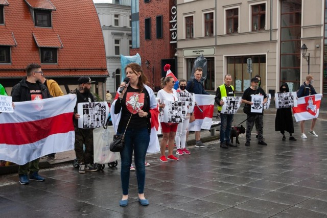 Białorusini żyjący w naszym regionie spotkali się, by zamanifestować swoje poparcie dla białoruskich więźniów politycznych. Odczytali fragmenty przetłumaczonych na polski listów kilkunastu więźniów politycznych przebywających w białoruskich więzieniach.
Cytujemy kilka wybranych fragmentów w kolejnych slajdach.