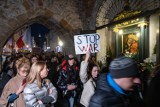 Kraków solidarny z Ukrainą. Manifestacja antywojenna na Rynku miesiąc po wybuchu wojny [ZDJĘCIA]