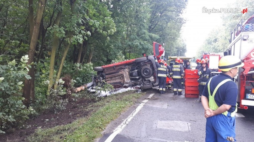 Gliwice: Wypadek w Łabędach, dwie osoby w szpitalu [ZDJĘCIA]