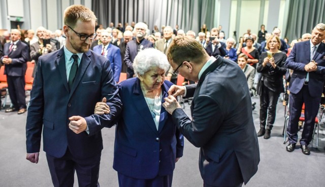 Ponad 50 osób z naszego regionu odznaczono dziś w Bydgoszczy Krzyżem Wolności i Solidarności. To wyróżnienie przyznawane jest osobom, które przeciwstawiając się komunistycznej dyktaturze, walczyły o suwerenność kraju i poszanowanie praw człowieka w czasach PRL-u. Odznaczenia w Urzędzie Wojewódzkim w Bydgoszczy wręczył prof. Mirosław Golon, dyrektor Instytutu Pamięci Narodowej w Gdańsku. Odznaczenia trafiły m.in. do Klemensa Baranowskiego, współorganizatora Niezależnej Biblioteki UMK, Andrzeja Boguckiego, prowadzącego strajki w Spomaszu w Bydgoszczy, Ewy Czarneckie, współredaktor solidarnościowego pisma "Iskra" oraz Grzegorza Grzywacza, Janiny Zalewskiej, Heleny Koteckiej i wielu innych zasłużonych postaci z regionu. Odznaczenie ustanowione zostało w 2010 roku.


Flesz - takie są obecnie ceny paliw w naszym kraju.

