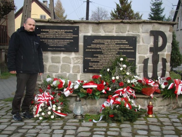 Historyk Marcin Dziubek przed pomnikiem poświęconym oddziałowi Sosienek