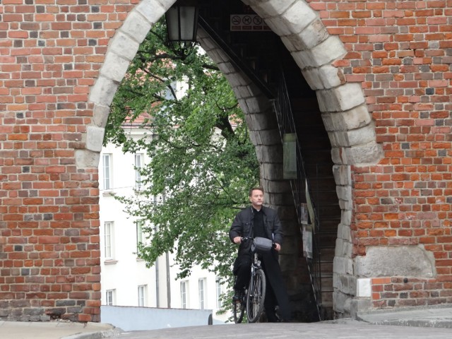 Sandomierski Rynek i miejskie zaułki,  kolejny raz stały się planem zdjęciowym. Od poniedziałku, 7 maja powstają nowe odcinki wiosennej  serii "Ojca Mateusza".  


Do Sandomierza ponownie przyjechała ekipa Ojca Mateusza, aby kręcić sceny do kolejnych odcinków tego serialu. Filmowcy zostaną w mieście do czwartku, 10 maja. Tym razem powstanie 13 odcinków w reżyserii Artura Żmijewskiego i Wojciecha Nowaka. Telewizja Polska wyemituje je po wakacjach, w ramach jesiennej ramówki. 

>>>ZOBACZ ZDJĘCIA Z PLANU NA KOLEJNYCH SLAJDACH>>>

TOP 15 miejsc w Świętokrzyskiem widzianych z kosmosu

ZOBACZ TAKŻE: Strefa Zaradnych: Trzy zasady początkującego inwestora

Źródło:Agencja Informacyjna Polska Press