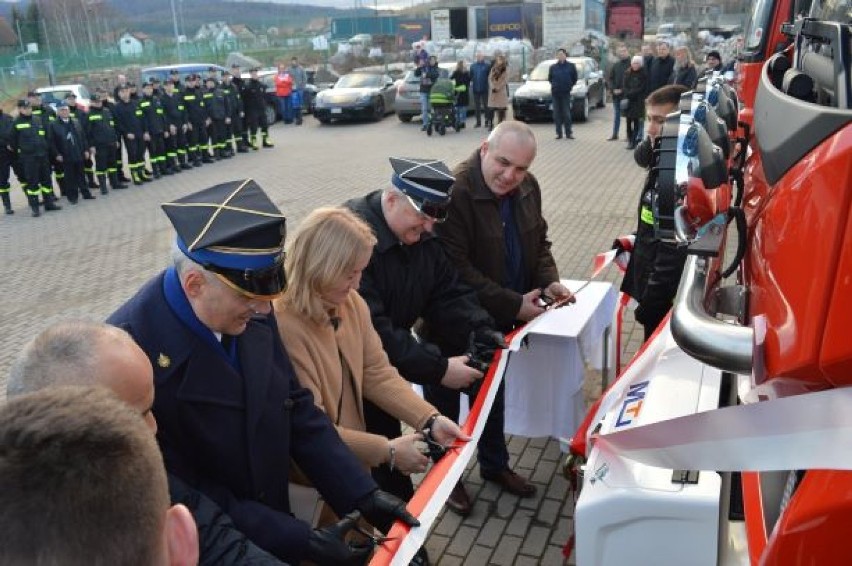 Strażacy ochotnicy ze Starych Bogaczowic i z Gostkowa dostali nowe wozy bojowe [ZDJĘCIA]