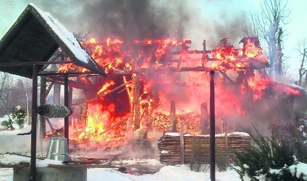 W Zagórzanach przy pożarze domu gospodarczego zagrożone były inne budynki - w tym dom mieszkalny