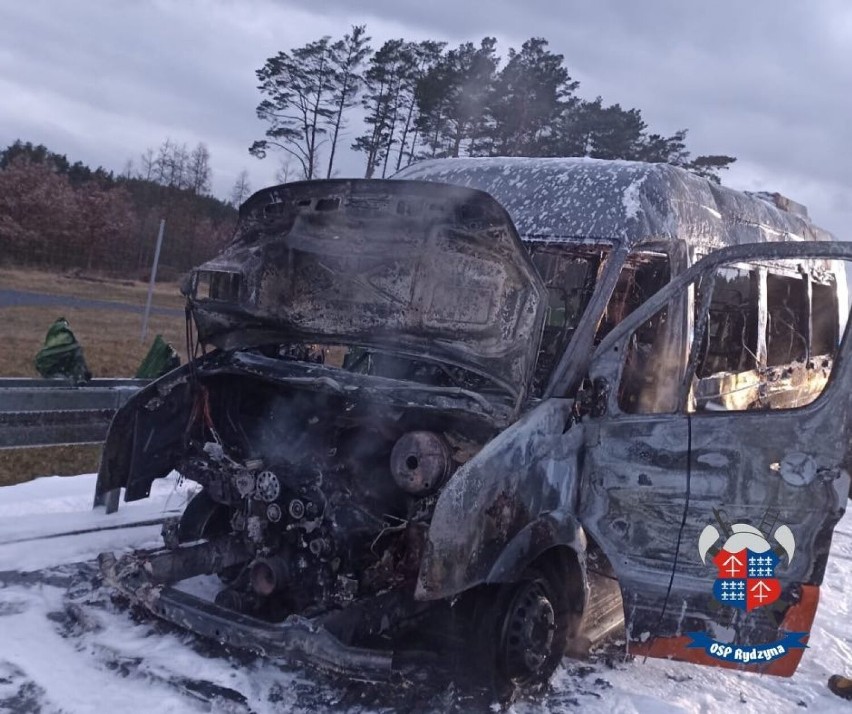 Pożar busa na drodze ekspresowej S5 pod Lesznem. Samochodem podróżowały dzieci i dwoje dorosłych