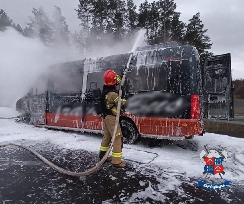 Pożar busa na drodze ekspresowej S5 pod Lesznem. Samochodem podróżowały dzieci i dwoje dorosłych