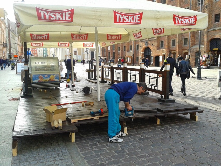 Na Toruńskiej starówce trwa montaż drewnianych podestów do  letnich ogródków  gastronomicznych