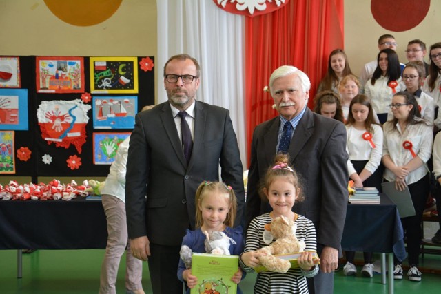 Nowy Dwór Gdański. Ogłoszono zwycięzców tradycyjnego konkursu z okazji Dnia Flagi. Nagrodzeni odebrali upominki w czasie uroczystego koncertu w nowodworskim Gimnazjum z Oddziałami Dwujęzycznymi.