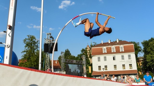 Paweł Wojciechowski wygrał konkurs skoku o tyczce, rozgrywany na bydgoskiej Wyspie Młyńskiej. To był wstęp do  1. Memoriału Ireny Szewińskiej.

Wtorkowy konkurs skoków rozegrany w centrum miasta dostarczył kibicom trochę emocji. Najskuteczniejszy był zawodnik Zawiszy Bydgoszcz, który wygraną zapewnił sobie pokonując wysokość 5.81. Wojciechowski atakował jeszcze absolutny rekord Polski - 6.01 , ale trzy próby były nieudane. - Dziękuję wszystkim za gorący doping - zwrócił się lekkoatleta do publiczności zgromadzonej na Wyspie Młyńskiej. - Wygrałem z dobrym wynikiem, a sześć metrów czeka... - dodał.  
Drugi był Augusto Dutra (5.71),  trzecie Piotr Lisek (5.71). 

Kolejna porcja lekkoatletycznych emocji - już w środę. Na stadionie Zawiszy odbędą się pozostałe konkurencje dwudniowej imprezy - Memoriału Ireny Szewińskiej. 

- Irena Szewińska lobbowała za organizacją wielu międzynarodowych imprez i wspierała nas w tym. Po prostu zasłużyła, by właśnie ten pierwszy memoriał odbył się tutaj. A my zrobimy wszystko, by godnie uczcić jej pamięć - podkreślał Krzysztof Wolsztyński, dyrektor mitingu i prezes Kujawsko-Pomorskiego Związku Lekkiej Atletyki. 
 
To organizatorzy zrobią wspólnie ze znakomitymi sportowcami, których zobaczymy dziś na stadionie Zawiszy.

Większość konkurencji jest mocno obsadzonych - na 800 metrów rywalizować będą najlepsi polscy biegacze Adam Kszczot i Marcin Lewandowski, na 400 pobiegną Aniołki Matusińskiego z Igą Baumgart-Witan i Justyną Święty-Ersetic na czele, a na 100 m, z mocnymi rywalkami powalczy Ewa Swoboda. W pchnięciu kulą kibice obejrzą pojedynek najlepszych miotaczy w Europie Michała Haratyka i Konrada Bukowieckiego oraz kilku mocnych zawodników zagranicznych, a w rzucie młotem w Bydgoszczy wystąpi właściwie cała światowa czołówka zawodników, bo zaplanowano konkurs w ramach IAAF Hammer Throw Challenge. Na listach startowych są m.in. polscy mistrzowie świata i Europy Paweł Fajdek oraz Wojciech Nowicki, a także m.in. mistrz olimpijski Dilshod Nazarov z Tadżykistanu.
- Zamierzamy z Wojtkiem zrobić dobre show dla kibiców. Pierwsze zawody upamiętniające Irenę Szewińską, do tego mój pierwszy poważny start w tym sezonie w Polsce. Nie ukrywam, zamierzam ten konkurs wygrać. Młot powinien lecieć daleko. Liczę na pełne trybuny i dobry doping, a Memoriał niech będzie najlepszą zapowiedzią Drużynowych Mistrzostw Europy, które w sierpniu odbędą się na tym samym stadionie - zapowiedział Paweł Fajdek.

Program 1. Memoriału Ireny Szewińskiej
g. 17.00 - otwarcie, g. 17.20 - 110 m ppł M el., g. 17.30 skok w dal K, g. 17.35 - 100 m K eliminacje, g. 17.50 - 800 m K, 18.00 100 m ppł K FINAŁ, rzut młotem M, g. 18.10 110 m ppł M FINAŁ, g. 18.20 400 m M (2 serie),  pchnięcie kulą M, g. 18.35 400 m K (2 serie), g. 18.50 3000 m z przeszkodami M, g. 19.07 100 m K FINAŁ, g. 19.20 100 m M FINAŁ, g. 19:32 800 m M. 

Bilety są w sprzedaży na portalu Ticketmaster.pl oraz w sieci punktów stacjonarnych, m.in. sklepach sieci Media-Markt i Empik.

POLUB NASZ PROFIL NA FACEBOOKU


Iga Baumgart-Witan na treningach słucha się... mamy
