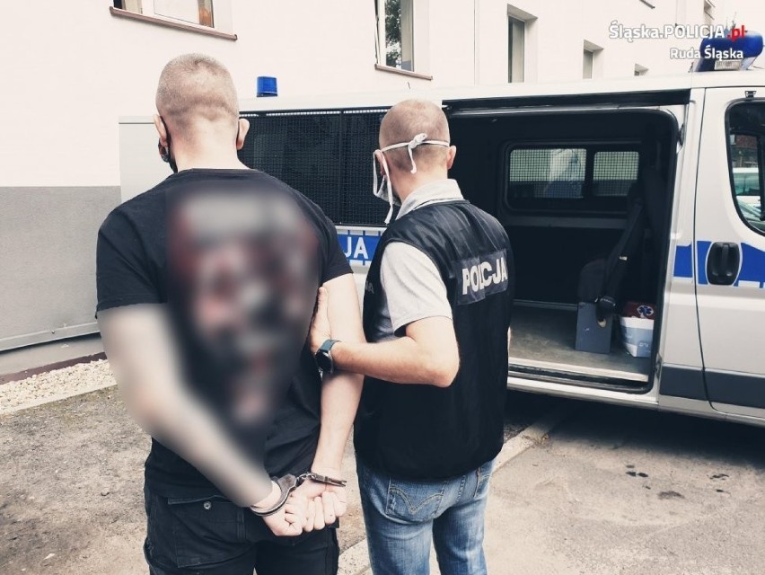 Grupka oszustów działających metodą „na policjanta” w rękach...