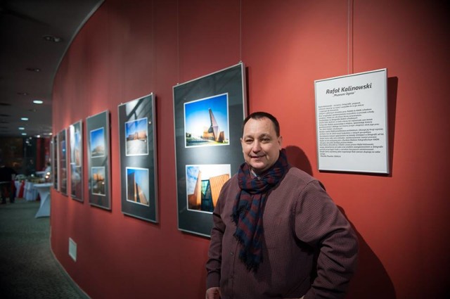 Podczas gali wręczenia nagród miejskich Phoenix Sariensis można było zobaczyć wystawę Rafała Kalinowskiego "Muzeum Ognia". Na zdjęciu autor przy swoich pracach.