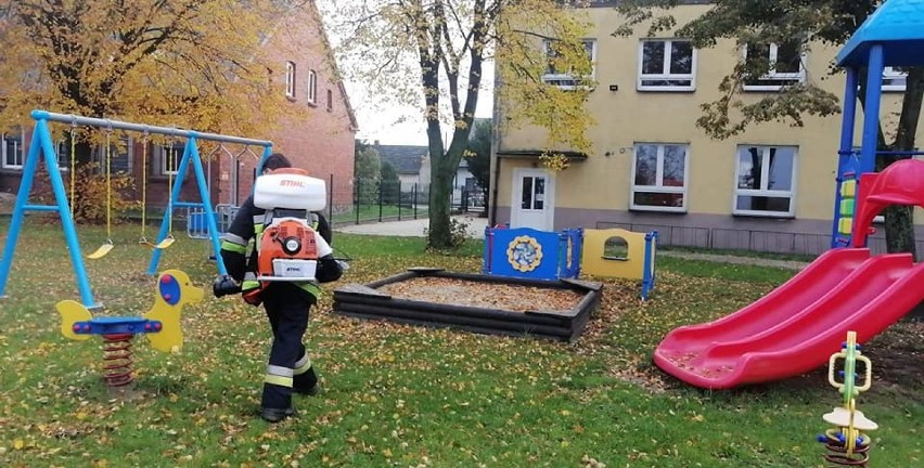 Ochotnicy z Dobrzycy kontynuują dezynfekcję miejsc użyteczności publicznej