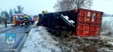 Poważny wypadek pod Kożuchowem. Niedaleko Stypułowa samochód ciężarowy wypadł z drogi i przewrócił się