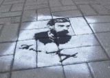 Na chodnikach i deptaku pojawiły się portrety Adama Asnyka z podpisem poety...