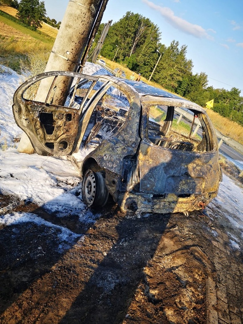 Auto doszczętnie spłonęło, jedna osoba została ranna