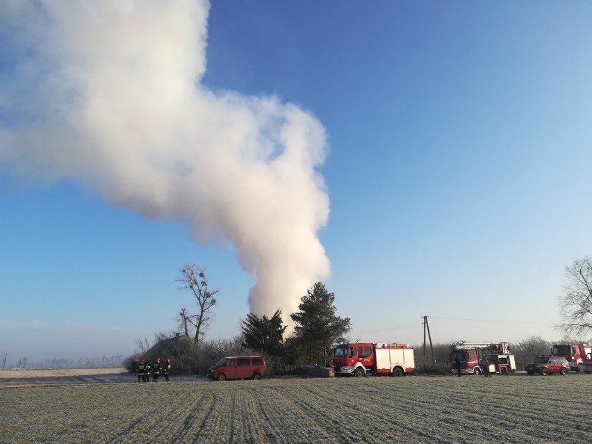 Gmina Chojnice. Groźny pożar w Nicponiach - pali się budynek mieszkalny, poszkodowane są 2 osoby