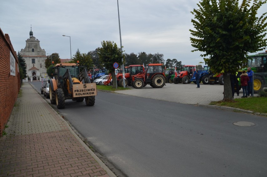 Protest rolników Rawicz. Gospodarze z powiatu rawickiego wyjechali na DK36, aby zamanifestować swój sprzeciw [ZDJĘCIA]