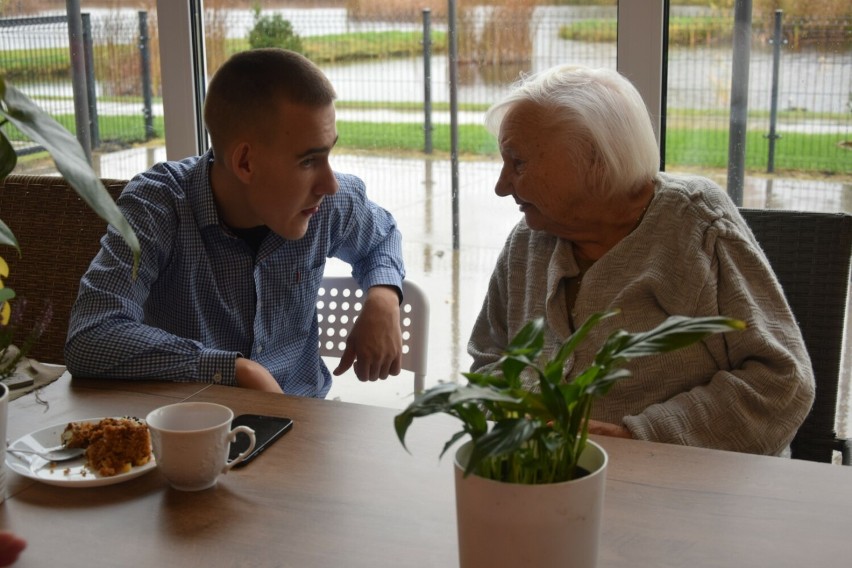 Spotkanie pełne uśmiechów. Uczniowie PZKS w Wejherowie poznali swoich „wirtualnych dziadków” z Domu Seniora „Nad Stawem” w Janowie