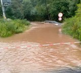 W Barwałdzie Górnym woda przelała się przez drogę. Strażacy udrożnili mostek. W Krzywaczce, DK 52 Wadowice – Kraków, już odblokowana