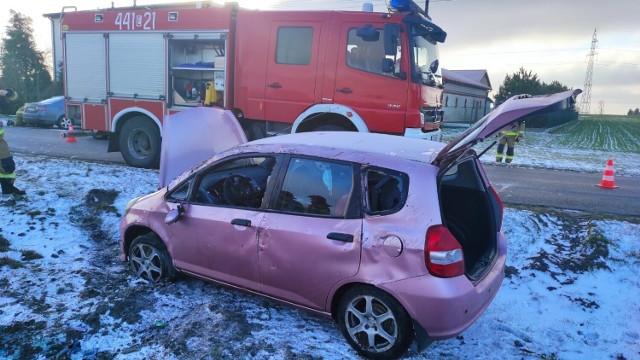 Osoby poszkodowane po przebadaniu przez lekarza zostały przetransportowane do ZOZ w Łęczycy.